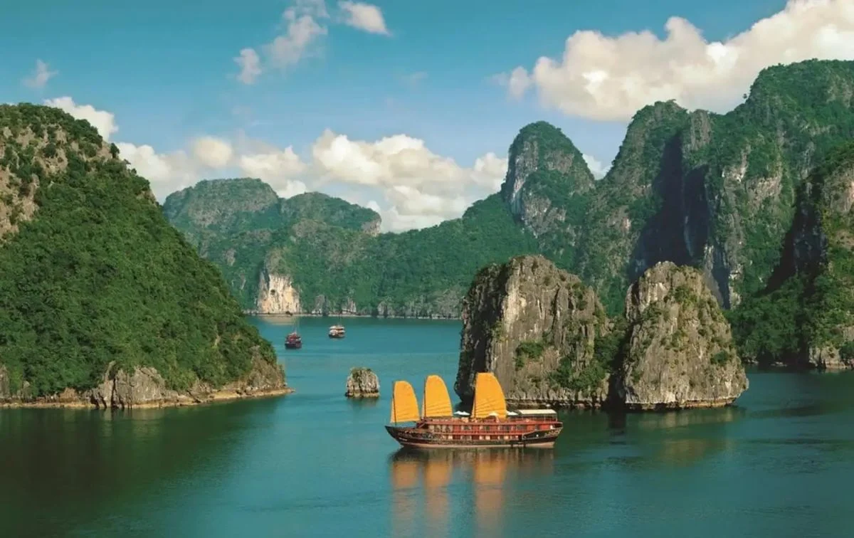Hạ Long · Giữa miền di sản