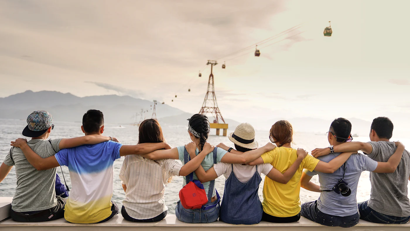 Cả đoàn ngồi khoác vai nhau ngắm biển và tuyến cáp treo
